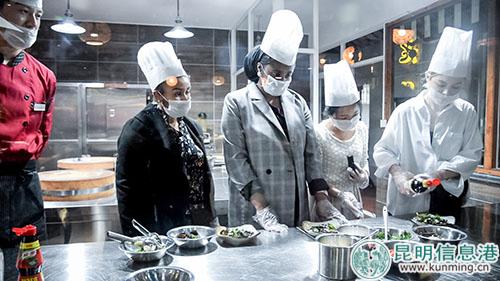 三位外國女孩學(xué)做傣味木耳。記者劉雄斌攝