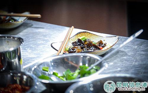 外國友人拌的傣味木耳。記者劉雄斌攝