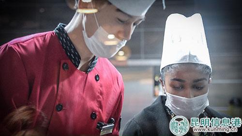 廚師教瑪麗做傣味木耳。記者劉雄斌攝