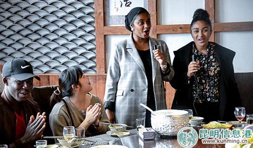 法國的貝貝和瑪麗為大家獻(xiàn)唱法文版兩只老虎。記者劉雄斌攝