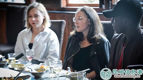 吃飽喝足，外國友人聆聽其他朋友的分享。記者劉雄斌攝