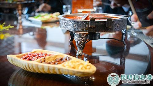 云南特色民俗菜肴炸蟲子，外國友人吃了都說好吃。記者劉雄斌攝