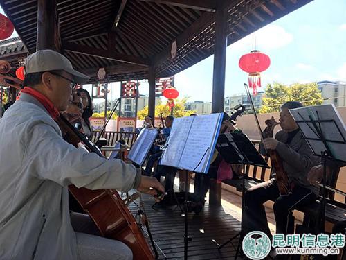 中心內(nèi)的老年人們一起彈奏表演。