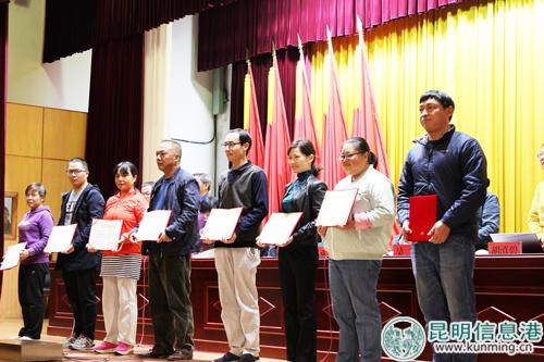 優(yōu)秀學(xué)員上臺(tái)領(lǐng)獎(jiǎng)