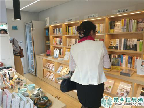 位于安寧百花公園的智能書(shū)房。