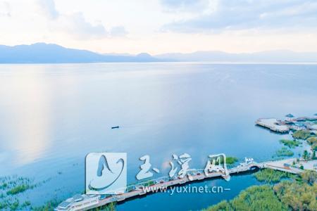 我市把撫仙湖保護(hù)治理作為最大的生態(tài)任務(wù)、政治任務(wù)來(lái)抓，不斷強(qiáng)化撫仙湖的保護(hù)治理。圖為仙湖灣濕地公園。                               玉溪日?qǐng)?bào)特約記者 徐萬(wàn)林 攝