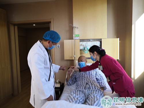 秦學(xué)祥主任為患者檢查 秦學(xué)祥主任為患者檢查