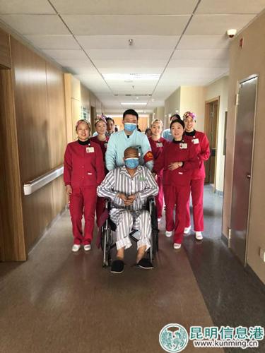 鄭先生與醫(yī)護(hù)人員合影 鄭先生與醫(yī)護(hù)人員合影