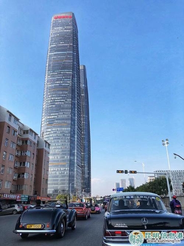 巡游車(chē)隊(duì)到達(dá)萬(wàn)達(dá)雙塔。供圖