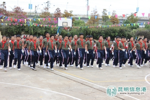 圖三 六二班運動員們進場