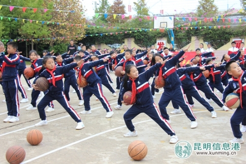 圖四 三二班帶來精彩籃球操