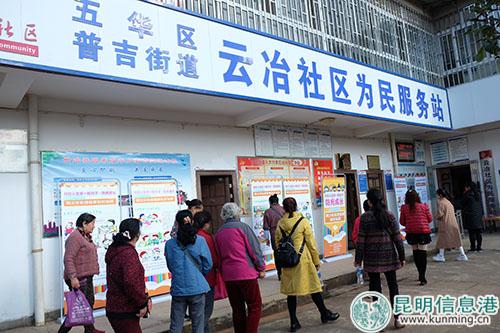 學(xué)生家長觀看“心理健康教育”漫畫