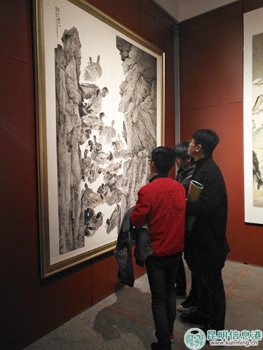 市民觀看展出的作品。記者孫紅亮攝