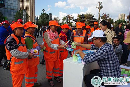 為環(huán)衛(wèi)工人發(fā)放水杯。