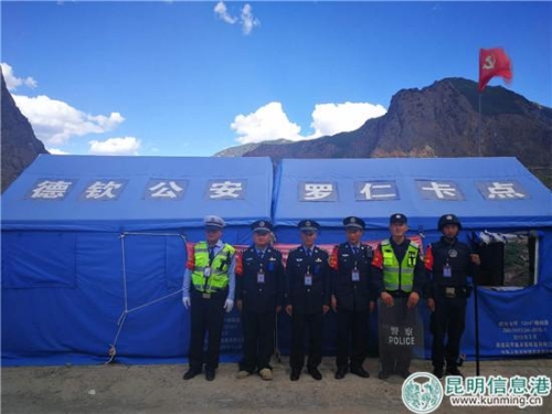 頓珠培楚（左二）和羊拉派出所的部分民警。勞學(xué)麗 攝