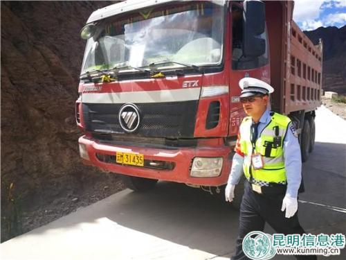 在卡點(diǎn)工作的扎史品初。勞學(xué)麗 攝