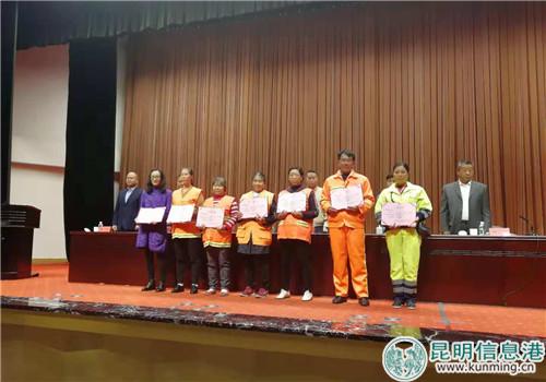 環(huán)衛(wèi)工人代表接受表彰_副本