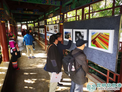 獲獎(jiǎng)作品引來(lái)群眾圍觀 獲獎(jiǎng)作品引來(lái)群眾圍觀