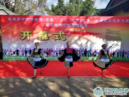 開(kāi)幕式前的民族服飾展示 開(kāi)幕式前的民族服飾展示