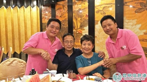 當(dāng)年就讀福貢周林希望小學(xué)的學(xué)生，如今中師畢業(yè)后又回到學(xué)校教書育人的老師與周林夫婦相聚在北京。