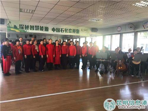 圖四 老年大學(xué)成員帶來歌唱表演