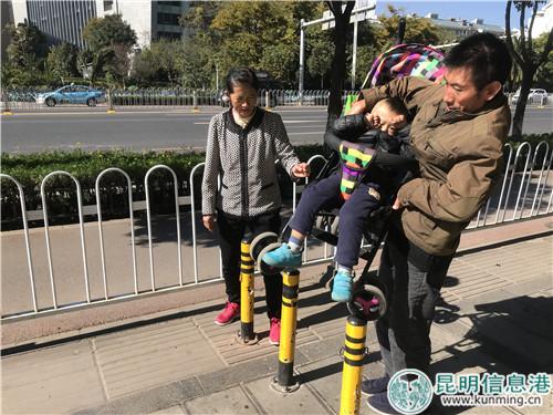 市民李先生通過(guò)隔離樁。記者俞逍 攝