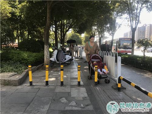 紅星美凱龍門(mén)口的人行道隔離樁。記者俞逍 攝