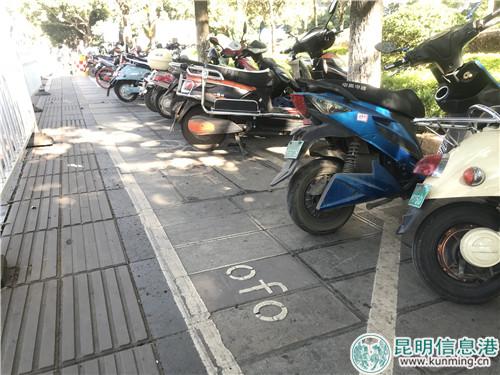 占道停放的電動(dòng)車(chē)。記者俞逍 攝