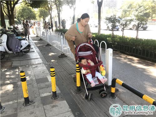 嬰兒推車(chē)通行不便。記者俞逍 攝