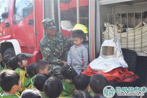 開展幼兒園消防安全培訓(xùn)演練活動 (7)