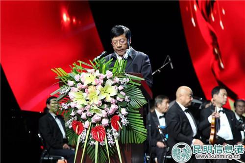 官渡區(qū)委書記和麗川在音樂會上致辭