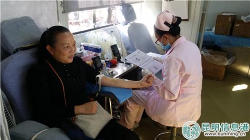 圖片2：正在獻(xiàn)血的老師