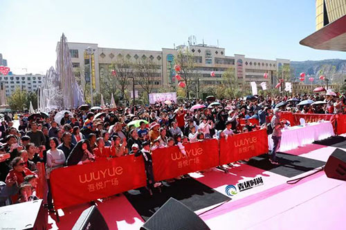 活動現(xiàn)場人山人海 活動現(xiàn)場人山人海