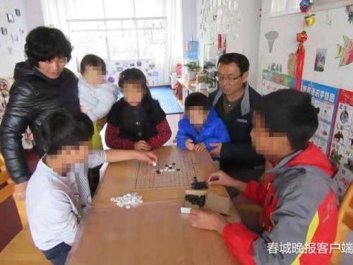 再尋7對(duì)愛(ài)心“父母”讓孤兒有個(gè)“家”昆明市兒童福利院_類家庭_已養(yǎng)育100多孤兒 (2)_副本