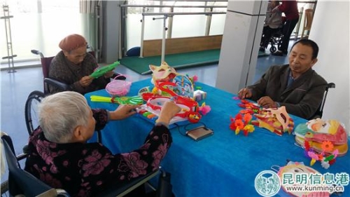 圖片3:六甲街道社區(qū)衛(wèi)生服務(wù)中心的老人 圖片3:六甲街道社區(qū)衛(wèi)生服務(wù)中心的老人