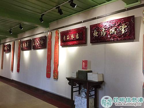 展出的楹聯(lián)木刻作品。記者孫紅亮攝