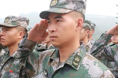 杜富國與戰(zhàn)友一起祭奠革命先烈時，向革命烈士行軍禮。楊萌 圖