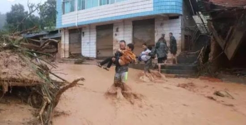 麻栗坡縣猛硐鄉(xiāng)9.02特大山洪泥石流災害發(fā)生后，官兵搜救轉(zhuǎn)移群眾。中間抱著穿白衣服小男孩的就是杜富國。（陳楊&nbsp;圖）