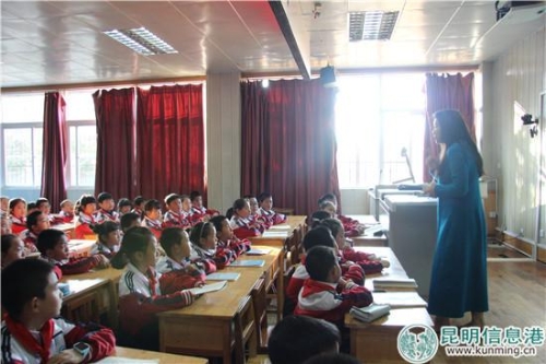 圖三 同學(xué)們聚精會神聽楊麗萍老師講寓言故事 圖三 同學(xué)們聚精會神聽楊麗萍老師講寓言故事