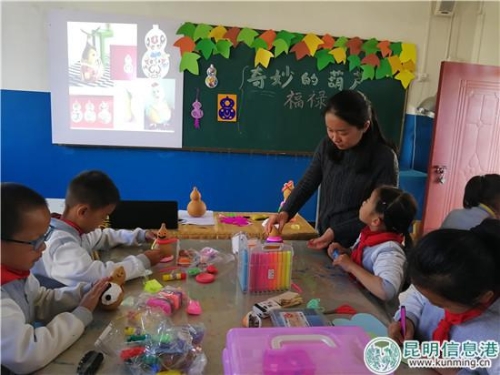 圖四 同學(xué)們在美術(shù)課上繪制葫蘆 圖四 同學(xué)們在美術(shù)課上繪制葫蘆