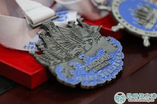 半馬獎(jiǎng)牌--記者薛江濤攝