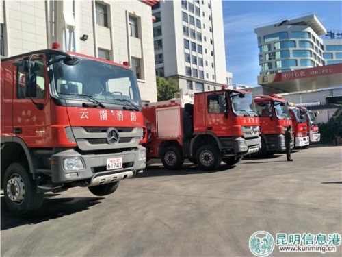 五輛消防車 黃彩英 攝