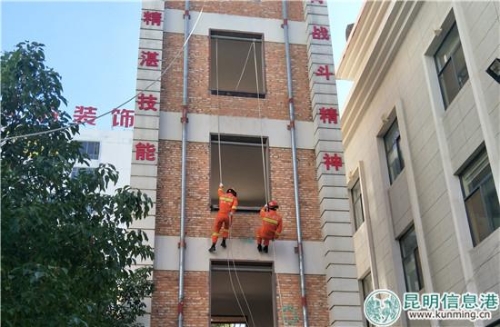 觀摩消防隊(duì)員訓(xùn)練 黃彩英 攝