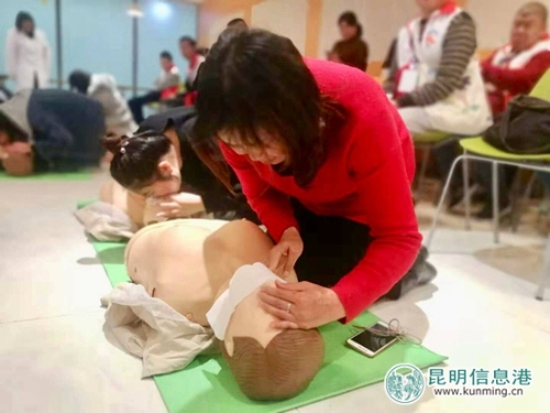 培訓人員在開放氣道