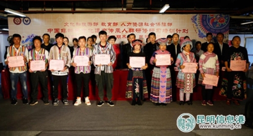 與會領導為優(yōu)秀學員頒發(fā)證書