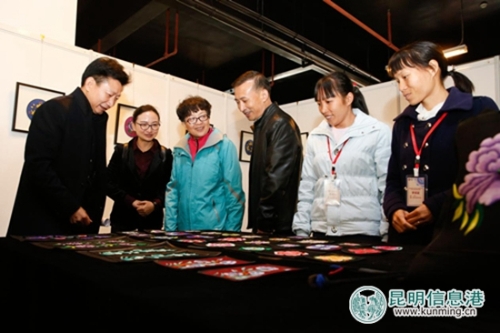 與會領導參觀成果展