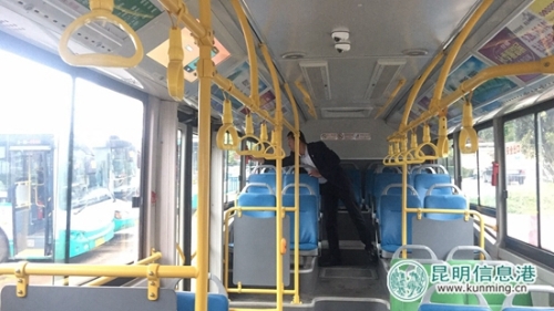 對車內(nèi)安全設(shè)施進行檢查 對車內(nèi)安全設(shè)施進行檢查