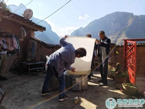 村民們正在學(xué)習(xí)新型青花椒烘干機(jī)的使用