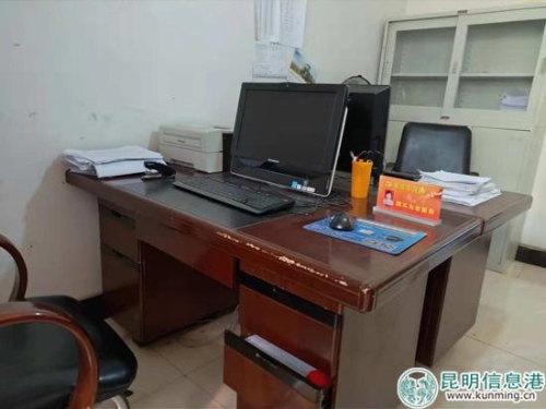 張文舉在祿勸縣農(nóng)機(jī)管理總站的辦公桌