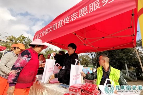 向過往居民進行“創(chuàng)文”宣傳 向過往居民進行“創(chuàng)文”宣傳